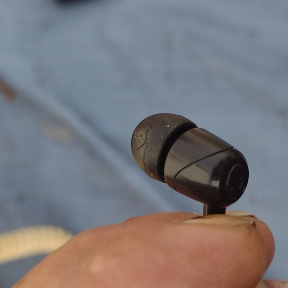 SkullCandy Black Wired Earbuds NWOT - Picture 3 of 3
